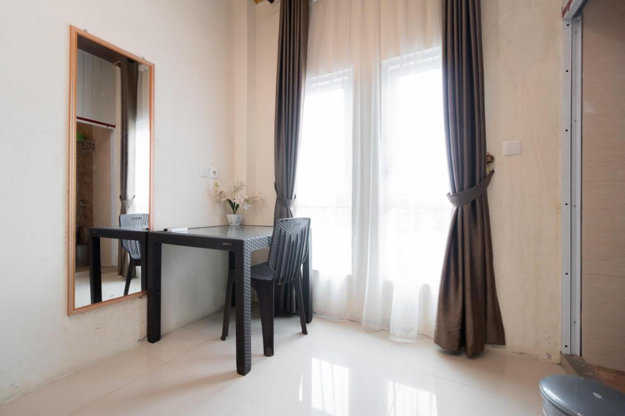 Hotel Reddoorz Syariah Near Minangkabau International Aiport à Padang  Extérieur photo