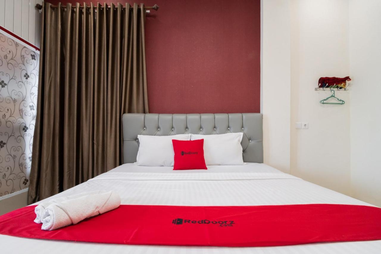 Hotel Reddoorz Syariah Near Minangkabau International Aiport à Padang  Extérieur photo